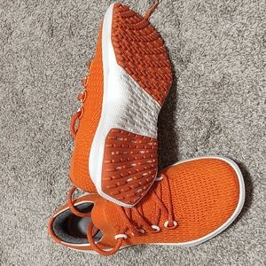 Tennis shoes